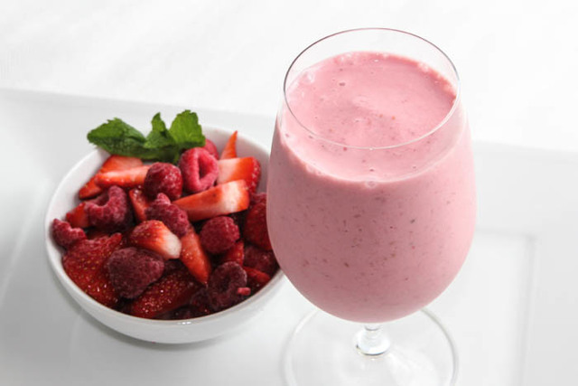 mlijecni napitak sa malinama i jagodama-smoothie